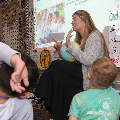 a teacher talks to her elementary class